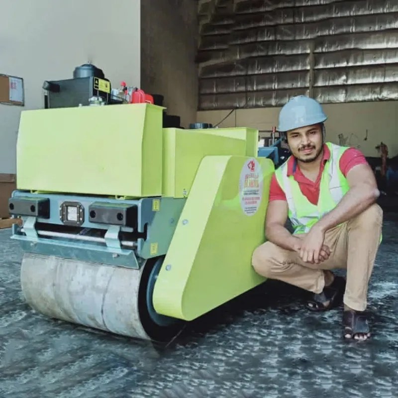 Un cliente alemán elogia el poderoso compactador compactador con operador a pie SDBM de 500 kg